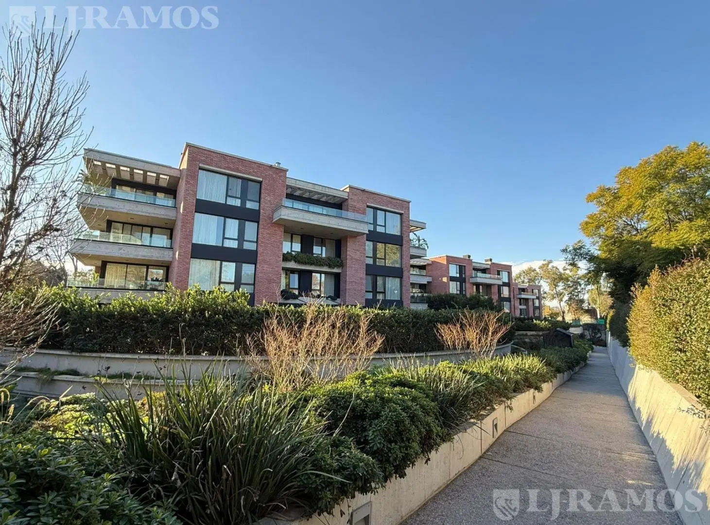 Departamento en duplex con jardin, pileta y cocheras 5