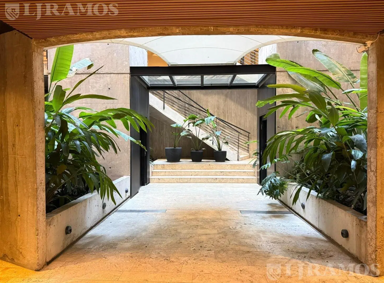 Departamento en duplex con jardin, pileta y cocheras 2