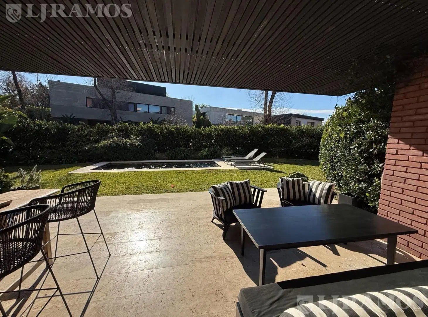 Departamento en duplex con jardin, pileta y cocheras 3