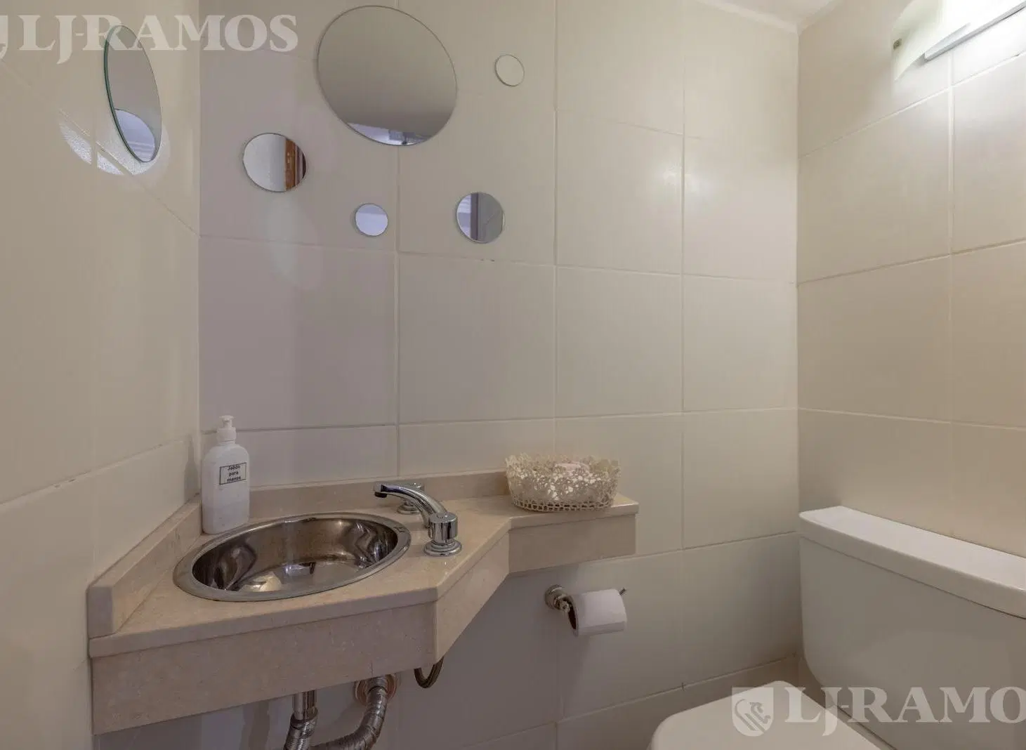 Hermosa casa estilo tudor 8