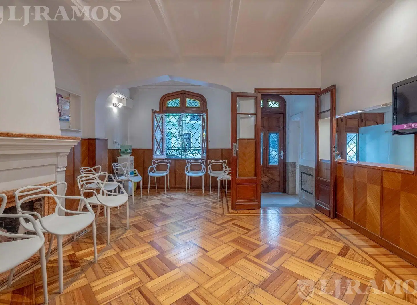 Hermosa casa estilo tudor 5