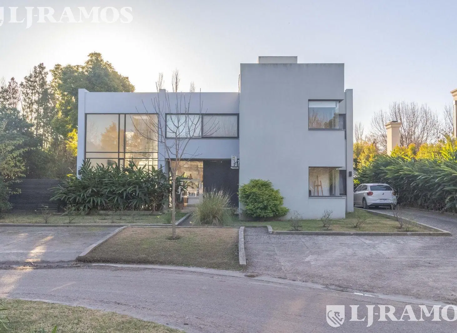 VENTA- Moderna Casa- 4 dorm- Los Boulevares Barrio Cerrado- altuta Km 38,5 Panam Ramal Pilar 1
