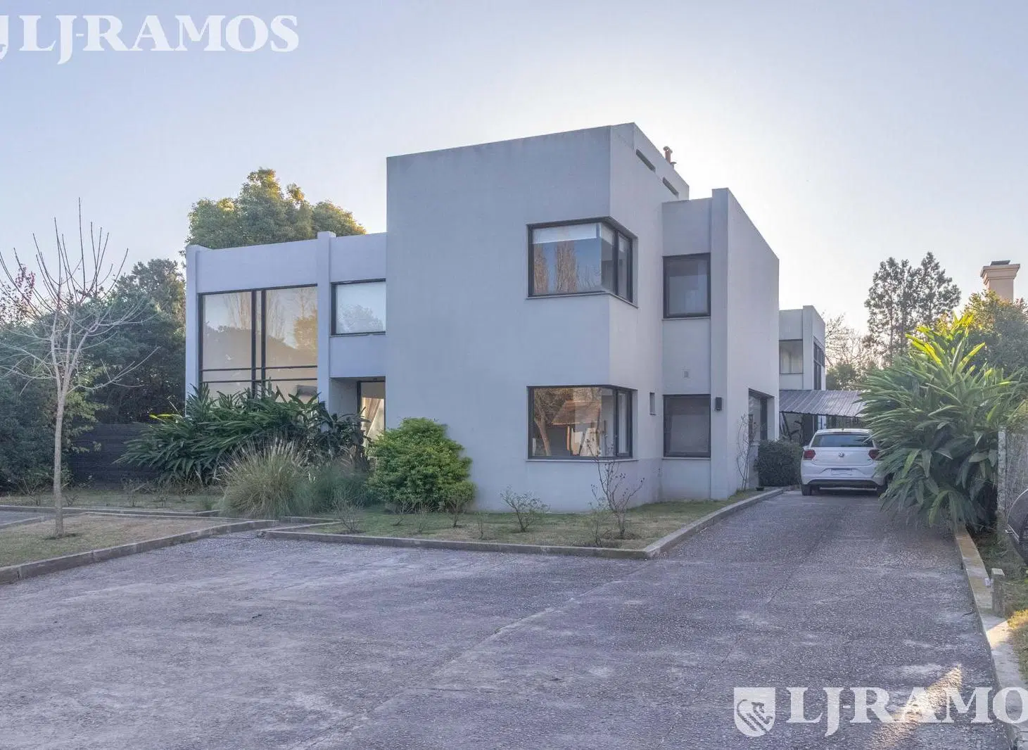 VENTA- Moderna Casa- 4 dorm- Los Boulevares Barrio Cerrado- altuta Km 38,5 Panam Ramal Pilar 2
