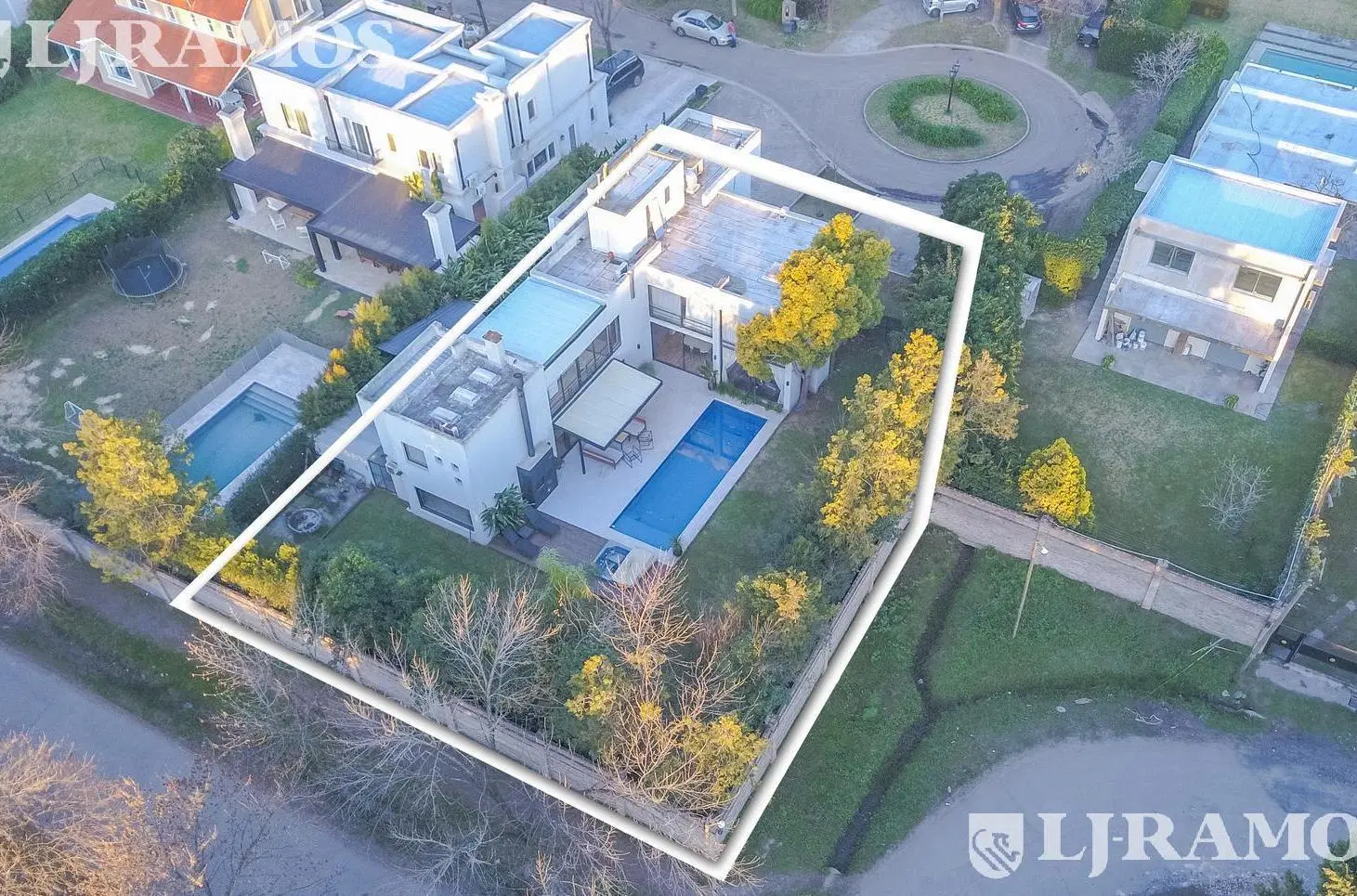 VENTA- Moderna Casa- 4 dorm- Los Boulevares Barrio Cerrado- altuta Km 38,5 Panam Ramal Pilar 5
