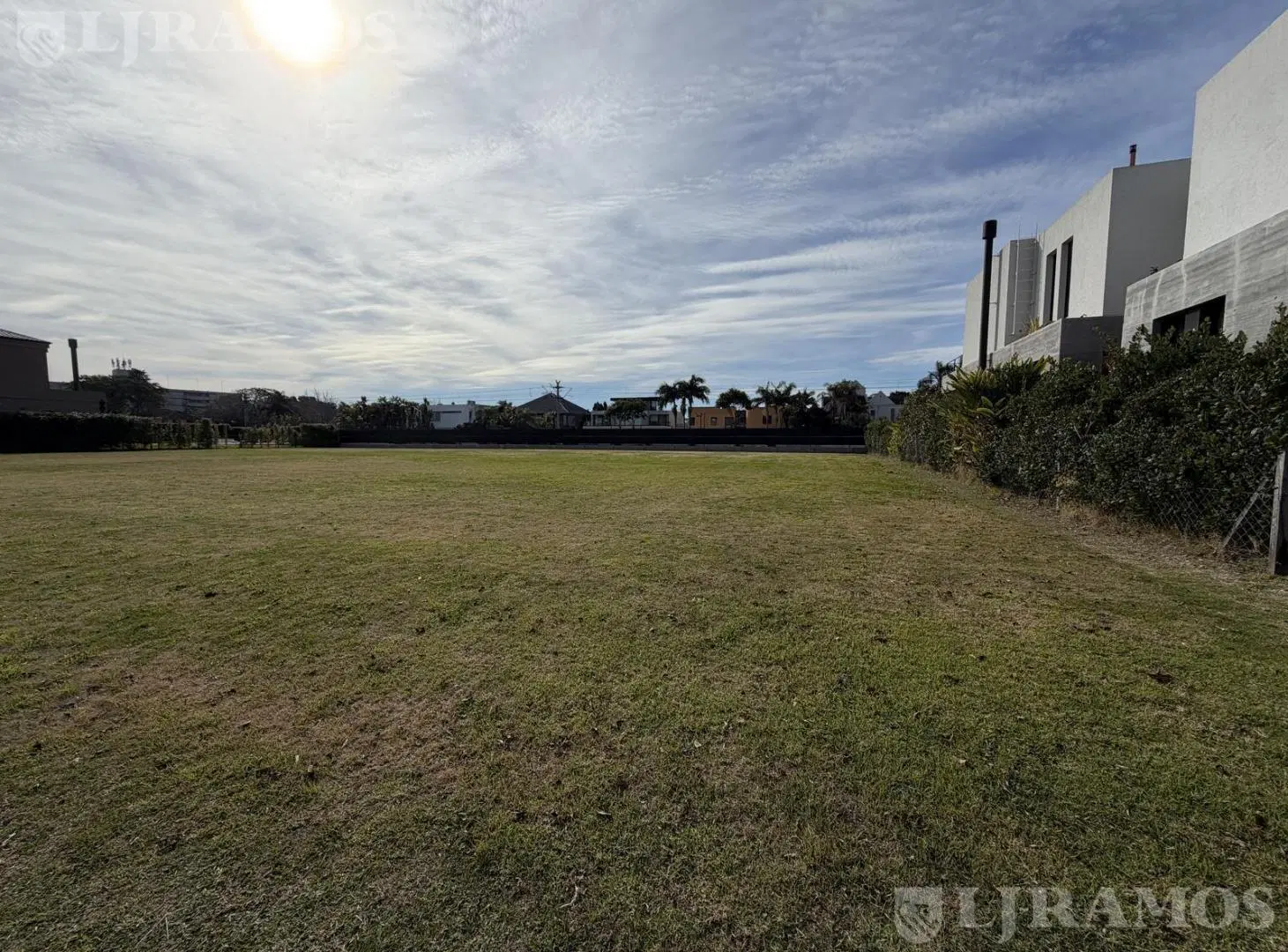 LOTE en VENTA con la mejor orientación NE en el EXCLUSIVO BARRIO LOS CARDOS DE PUNTA CHICA. 2
