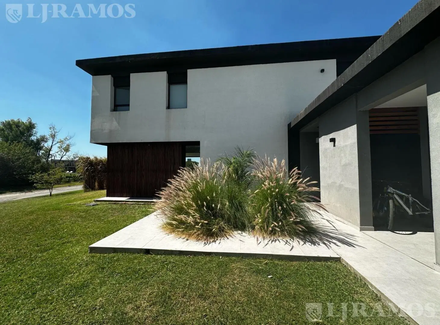 Casa en Venta con renta a la Laguna Barrio Islas El Canton A Estrenar 3