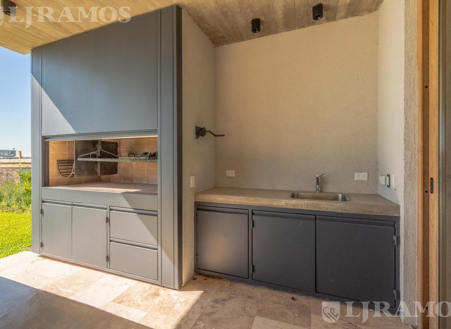 Foto de Casa a la laguna con 4 dormitorios en venta en LOS PUENTES - NORDELTA, imagen 1