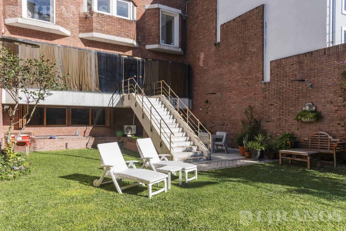 Foto de Casa en venta en Barrio Parque con jardín y pileta. 5 cocheras, imagen 5