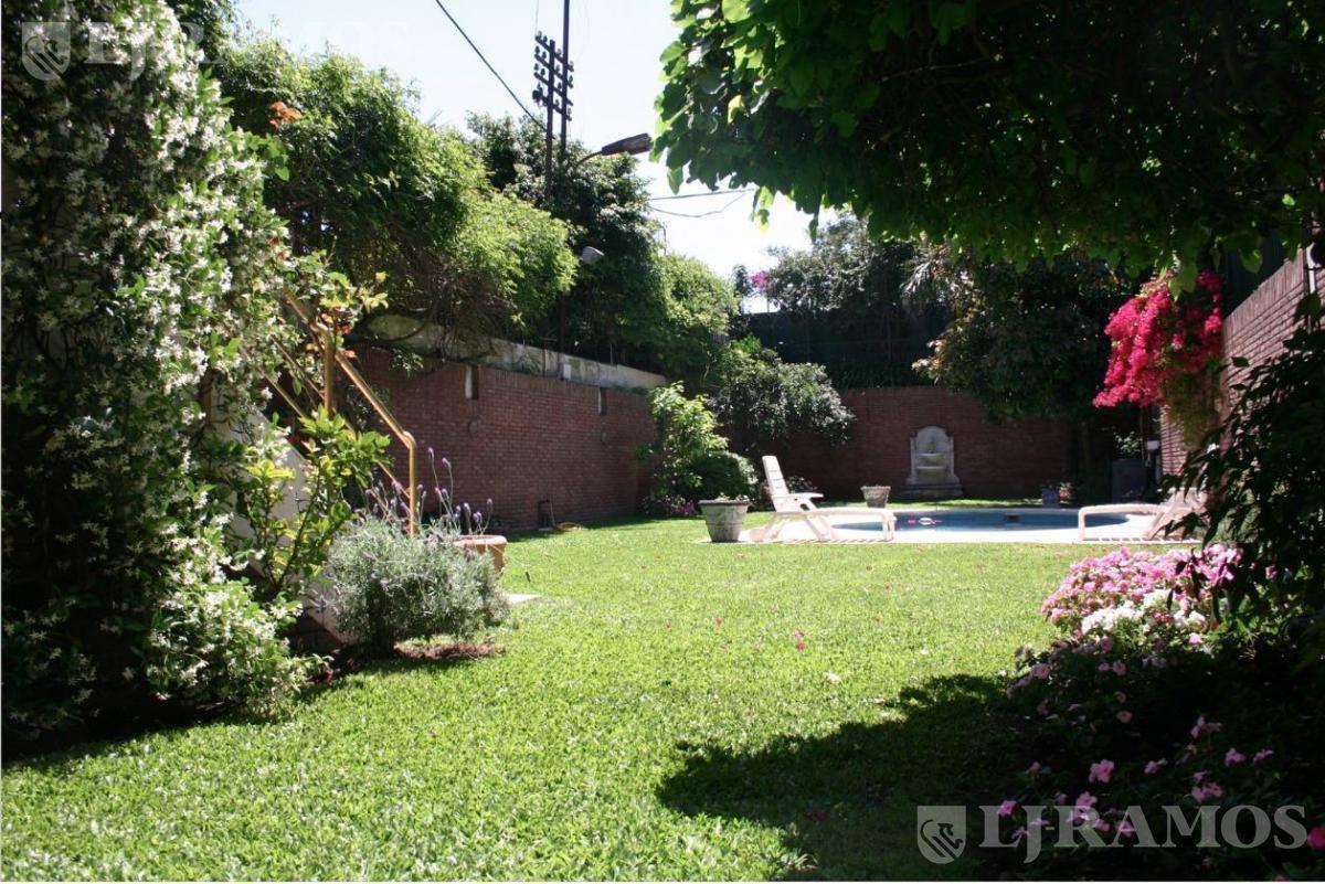 Foto de Casa en venta en Barrio Parque con jardín y pileta. 5 cocheras, imagen 2