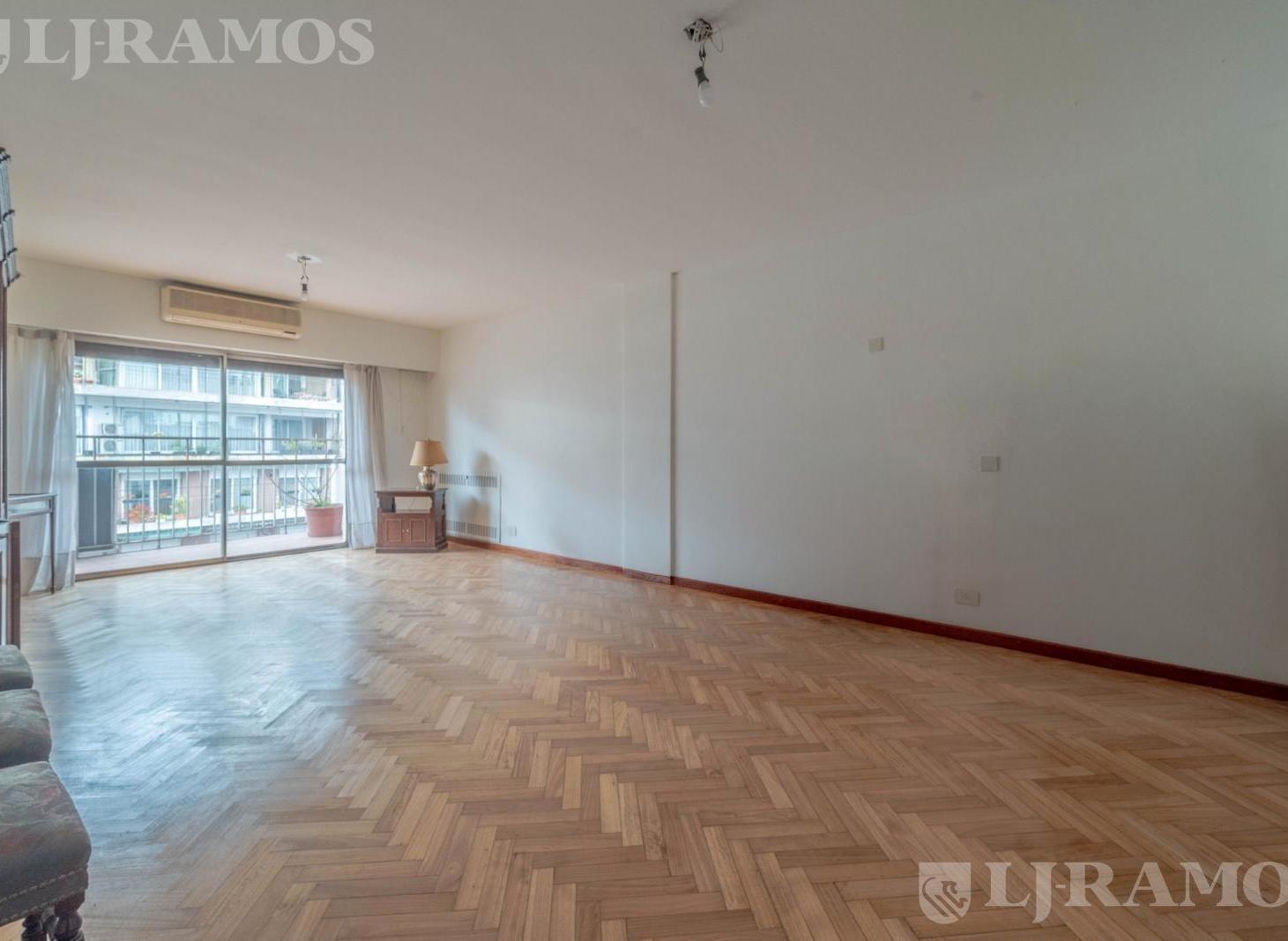 Foto de VENTA - SEMIPISO ALTO DE 4 AMBIENTES EN RECOLETA - BALCON CON EXCELENTE, imagen 1