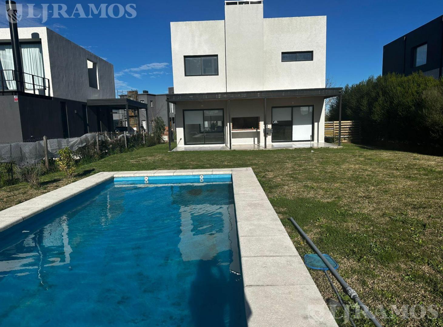 Foto de Casa en Alquiler con Pileta, parque en 2 plantas con aires en, imagen 1