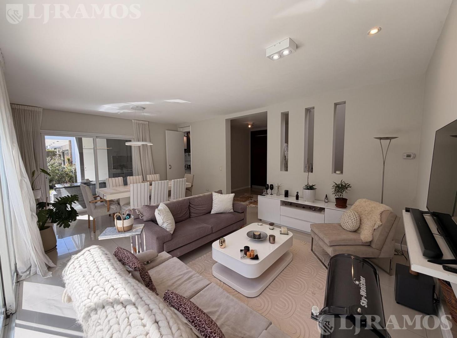 Foto de Casa con 4 dormitorios en venta y/o alquiler en Los Sauces, imagen 2