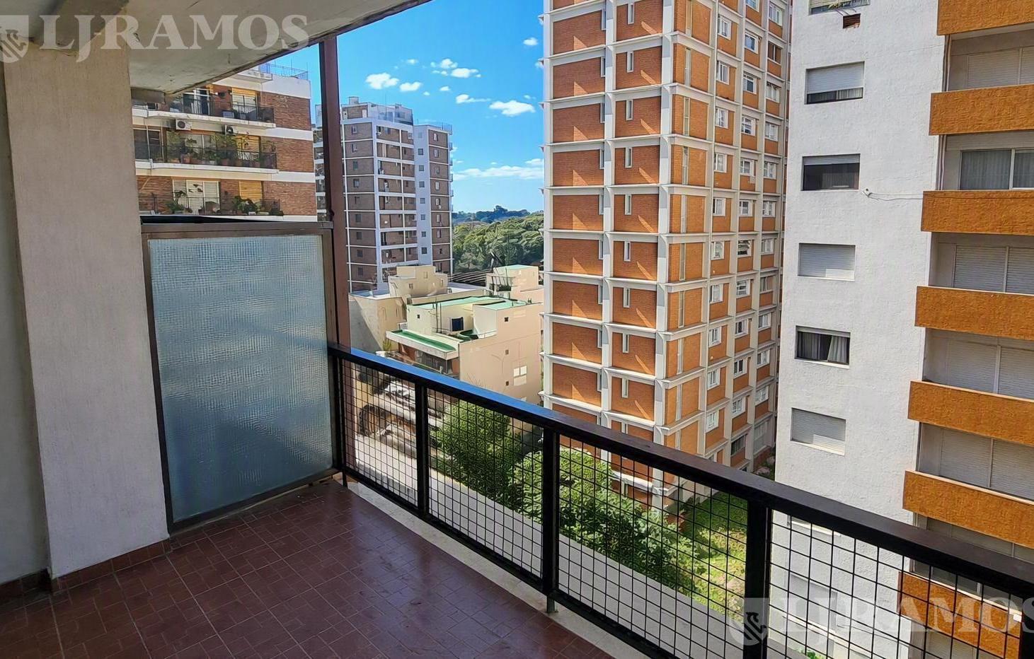 Foto de Alquiler - Departamento en Acassuso, recién refaccionado, con cochera y, imagen 1