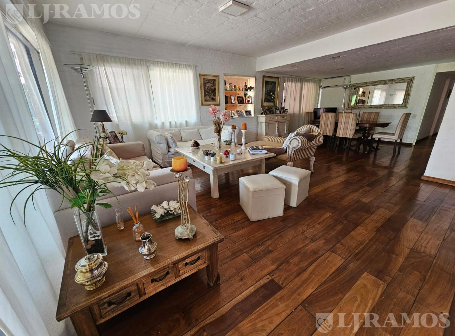 Foto de Casa en Venta en Village Las Lomas, imagen 1