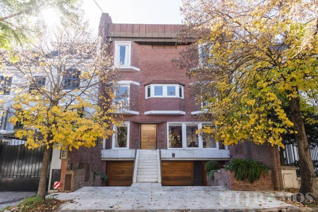 Foto de Casa en venta en Barrio Parque con jardín y pileta. 5 cocheras, imagen 1