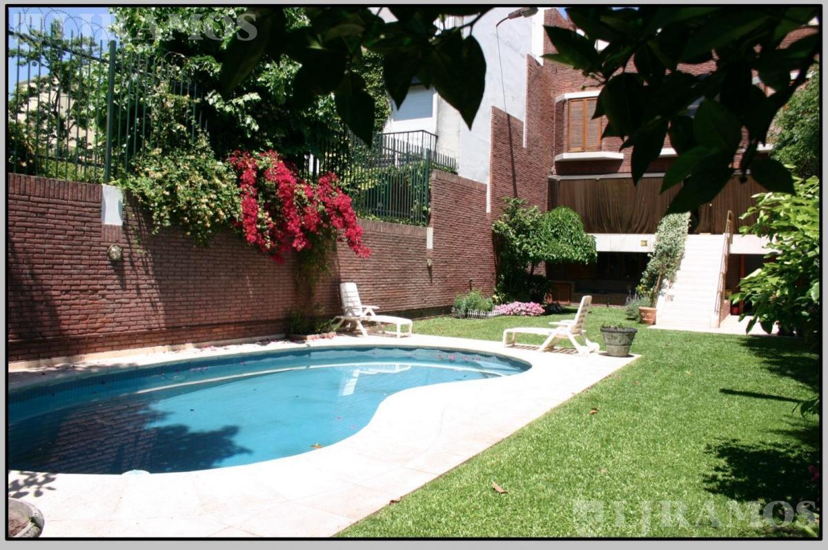 Foto de Casa en venta en Barrio Parque con jardín y pileta. 5 cocheras, imagen 2