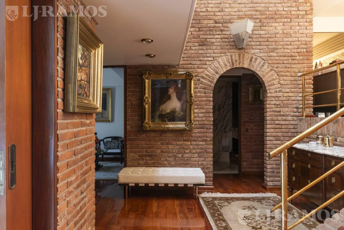 Foto de Casa en venta en Barrio Parque con jardín y pileta. 5 cocheras, imagen 3
