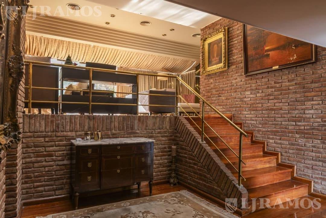 Foto de Casa en venta en Barrio Parque con jardín y pileta. 5 cocheras, imagen 5