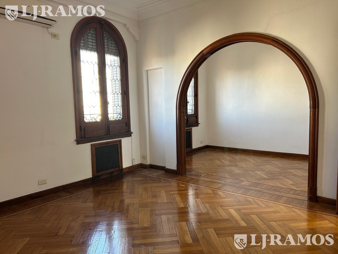 Foto de Santa Fe 2300. Alquiler. techos altos . Amplios ambientes., imagen 5