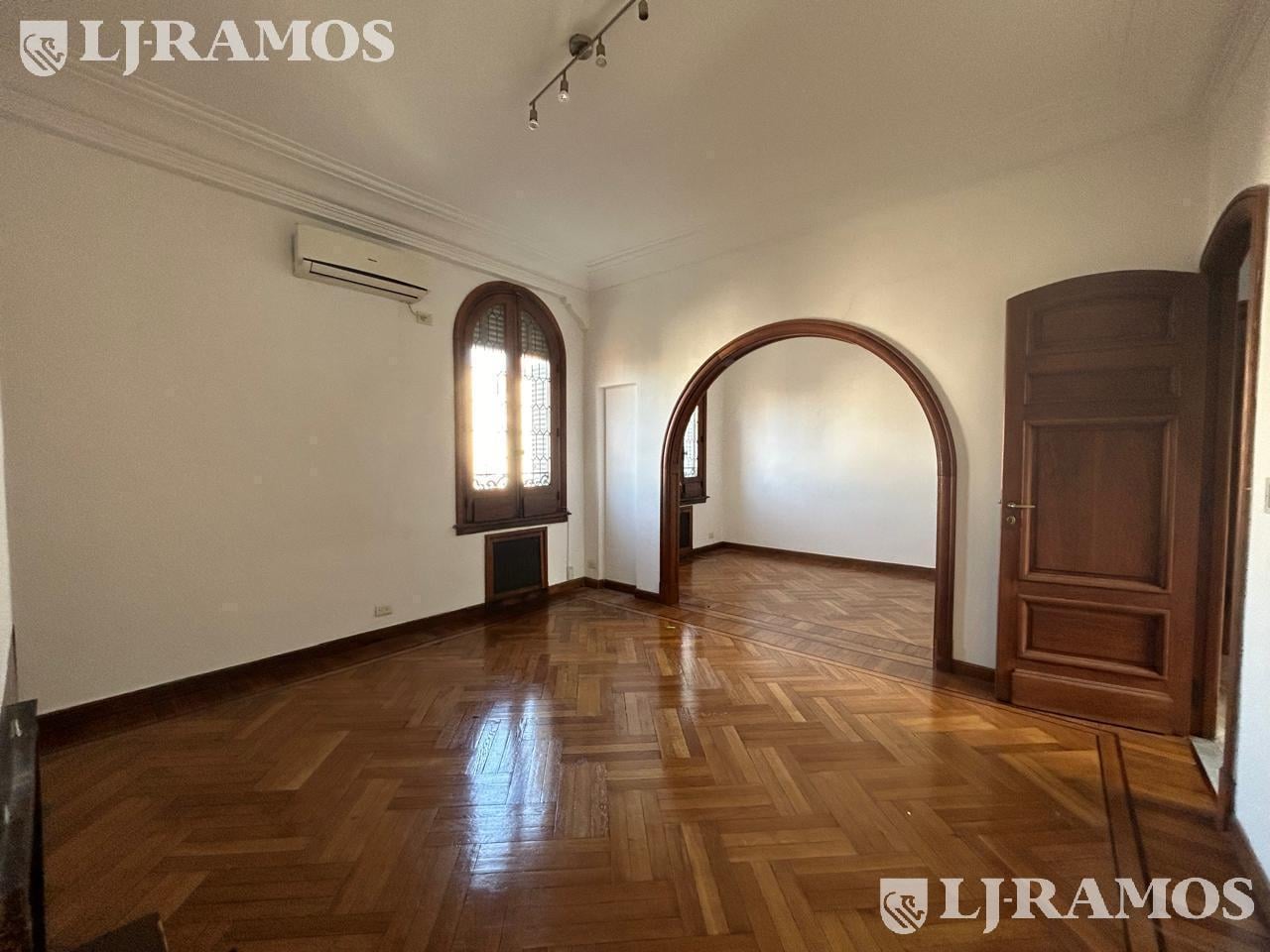 Foto de Santa Fe 2300. Alquiler. techos altos . Amplios ambientes., imagen 1