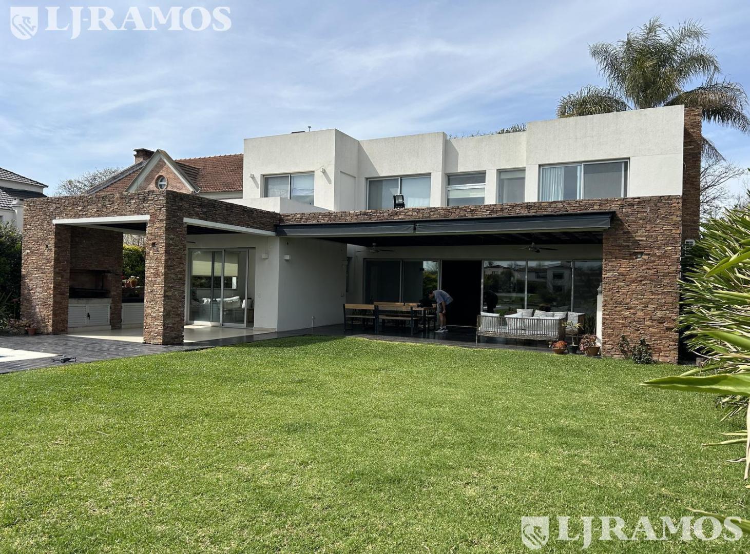 Foto de Casa a la laguna, con 4 dormitorios, escritorio y play, en venta o, imagen 2