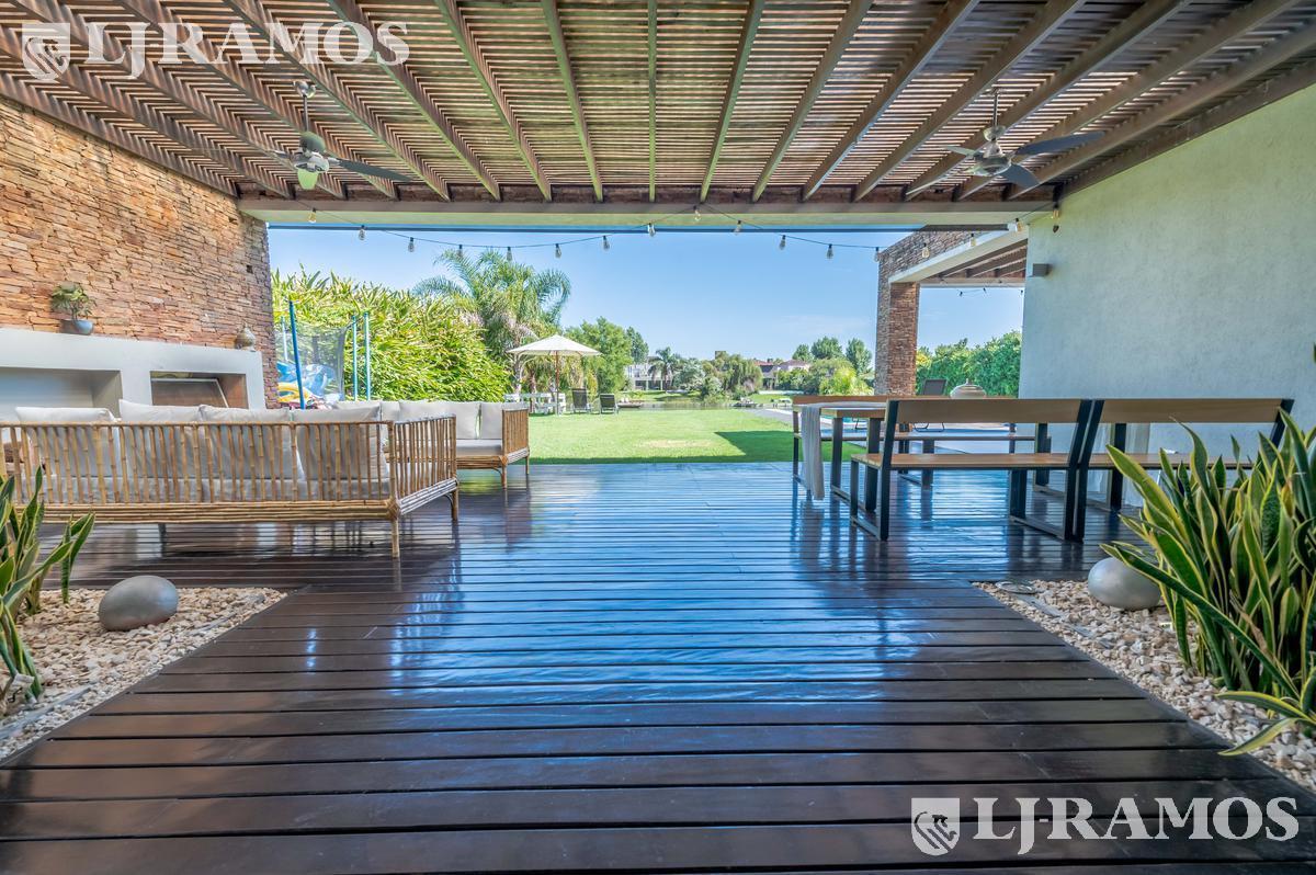Foto de Casa a la laguna, con 4 dormitorios, escritorio y play, en venta o, imagen 1