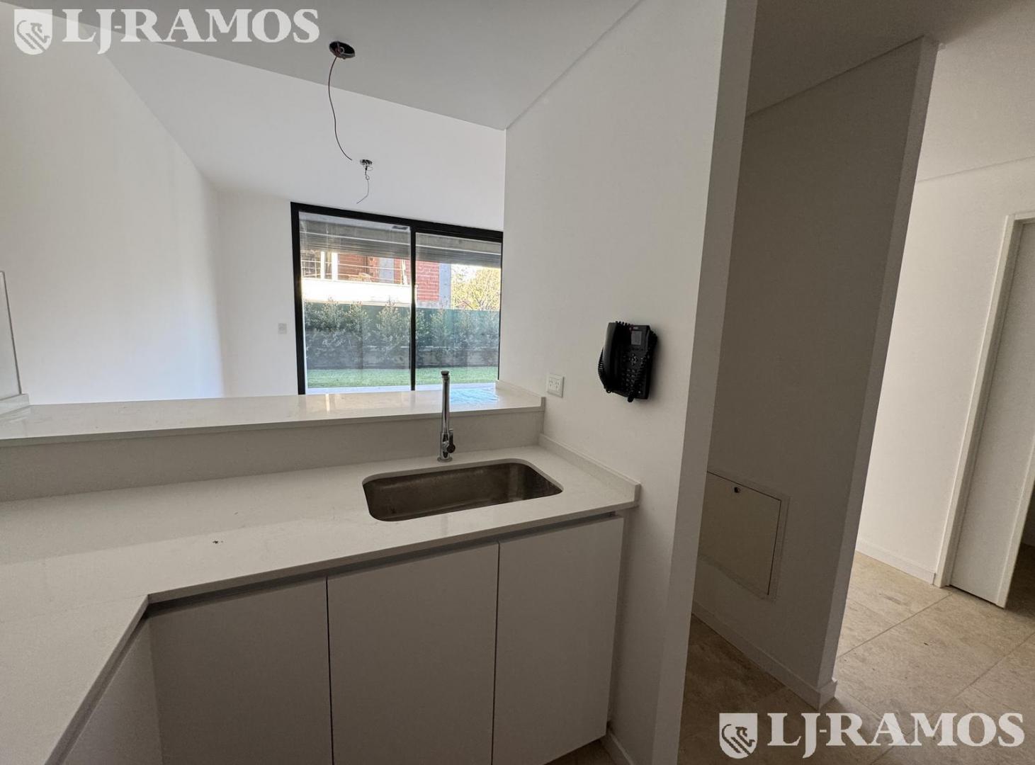 Foto de MUY LINDO DUPLEX CON JARDIN EN VENTA EN URBANA LAS LOMAS, imagen 4