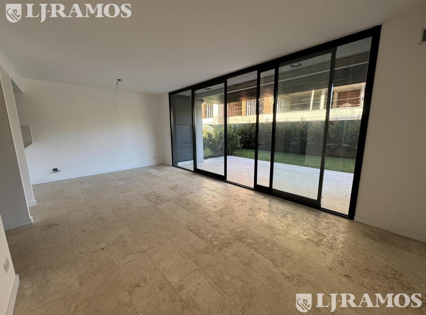 Foto de MUY LINDO DUPLEX CON JARDIN EN VENTA EN URBANA LAS LOMAS, imagen 2