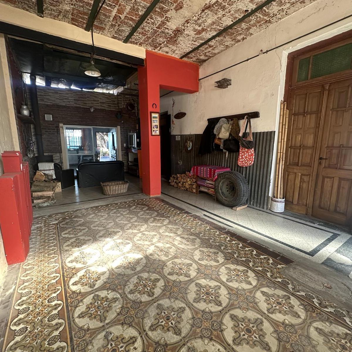 Casa en Cinco Esquinas con cochera