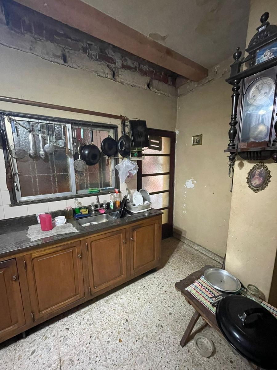 Casa en cinco esquinas con cochera