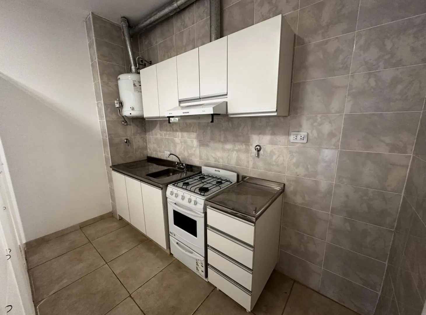 Amplio departamento un dormitorio cercano a Echesortu 3