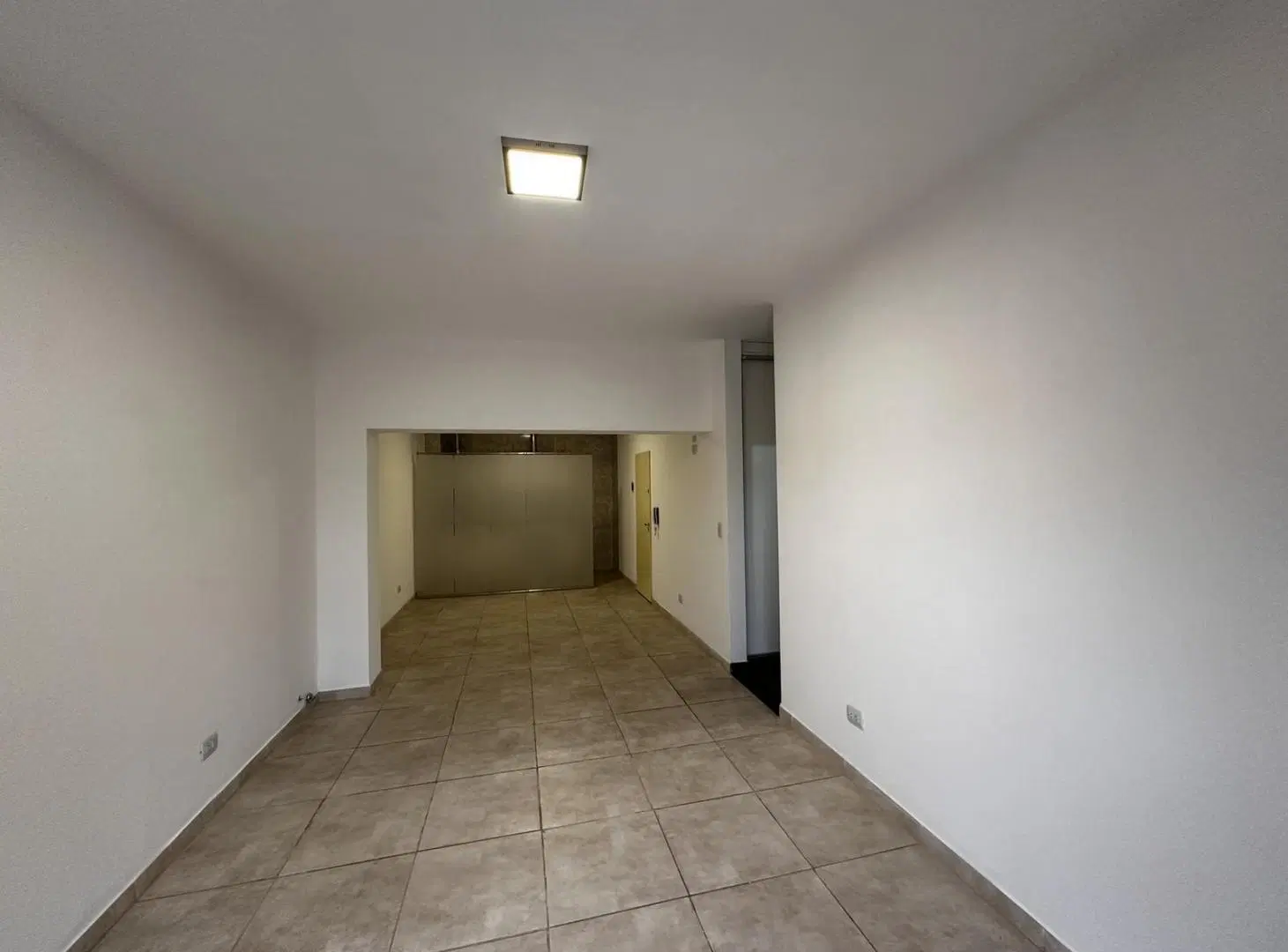 Amplio departamento un dormitorio cercano a Echesortu 2