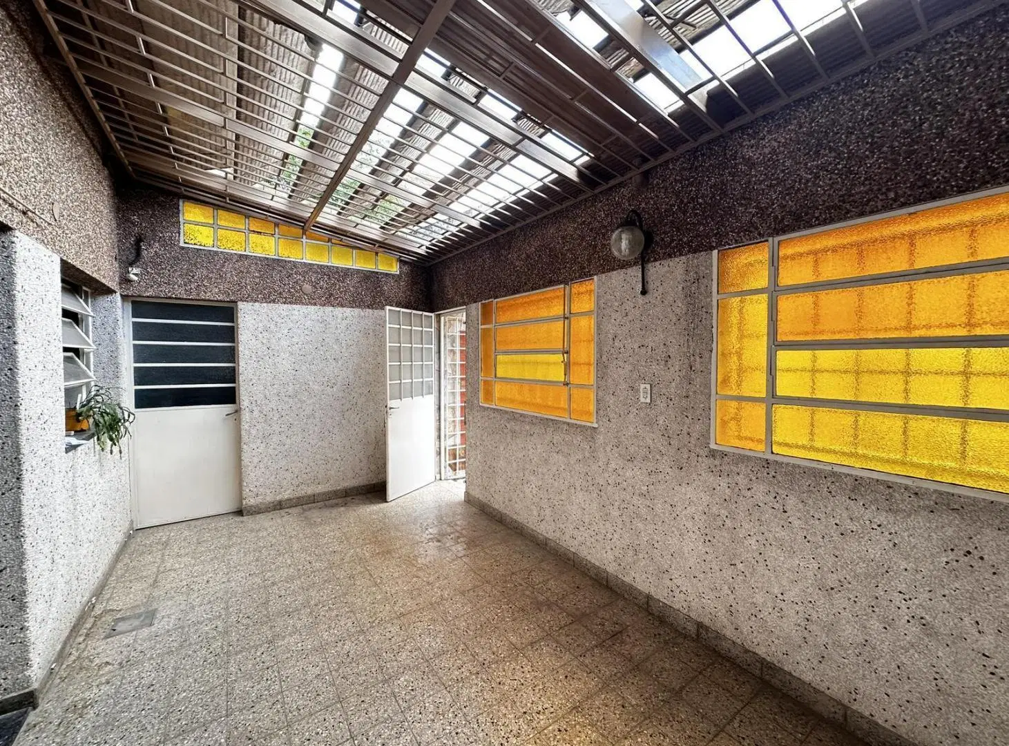 Casa dos dormitorios con cochera y patio 5