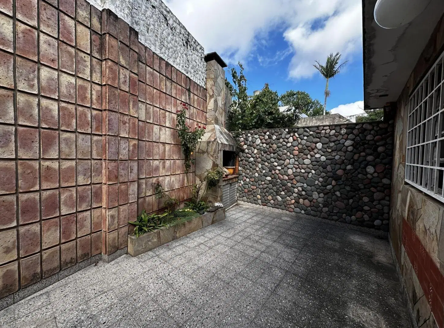 Casa dos dormitorios con cochera y patio 3