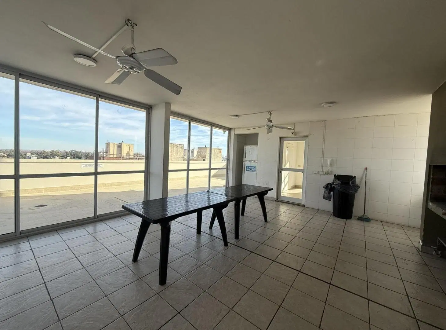 1 dormitorio con balcon y amenities 5