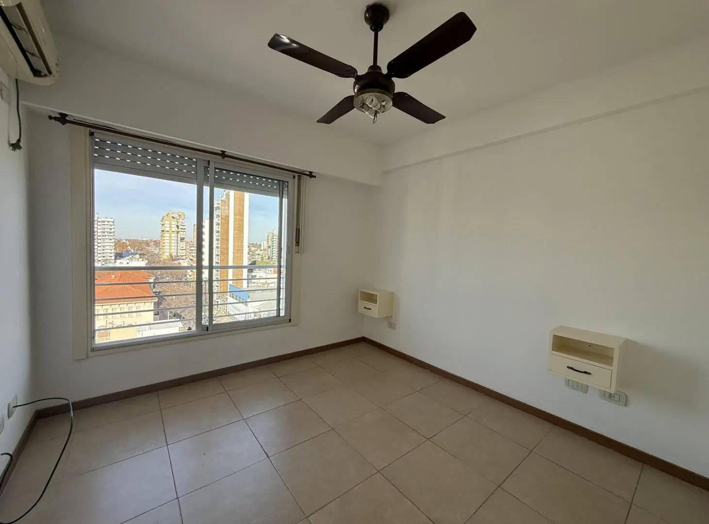 1 dormitorio con balcon y amenities 8
