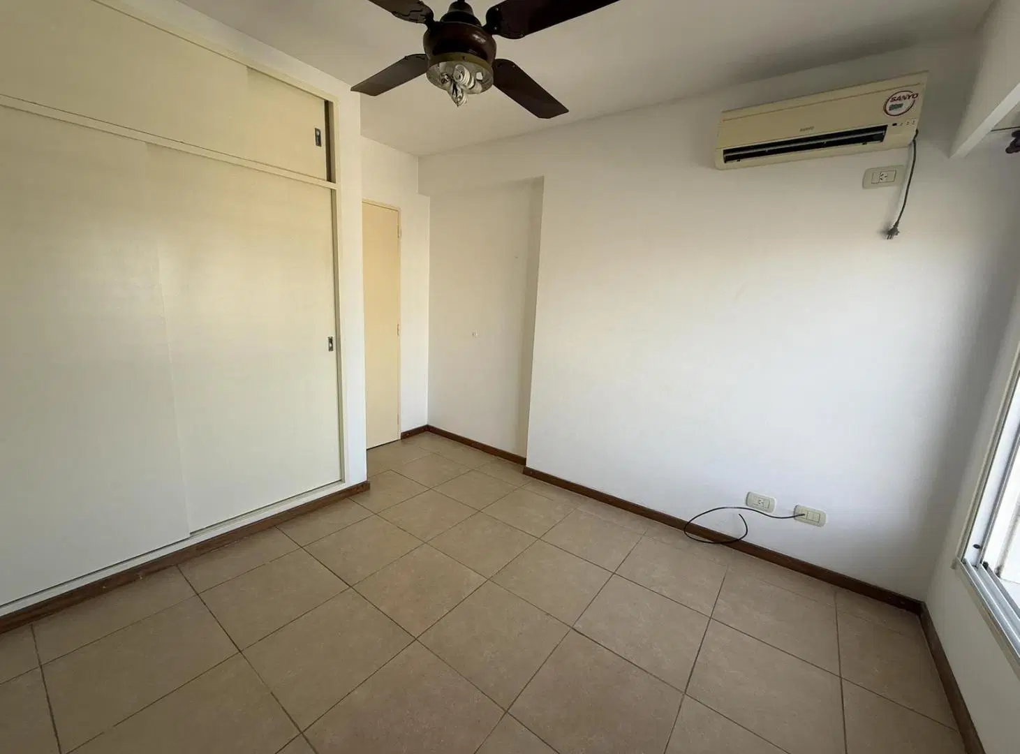 1 dormitorio con balcon y amenities 3