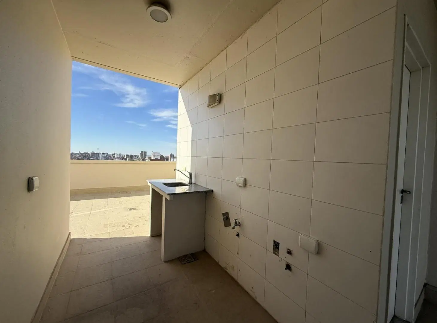 1 dormitorio con balcon y amenities 1