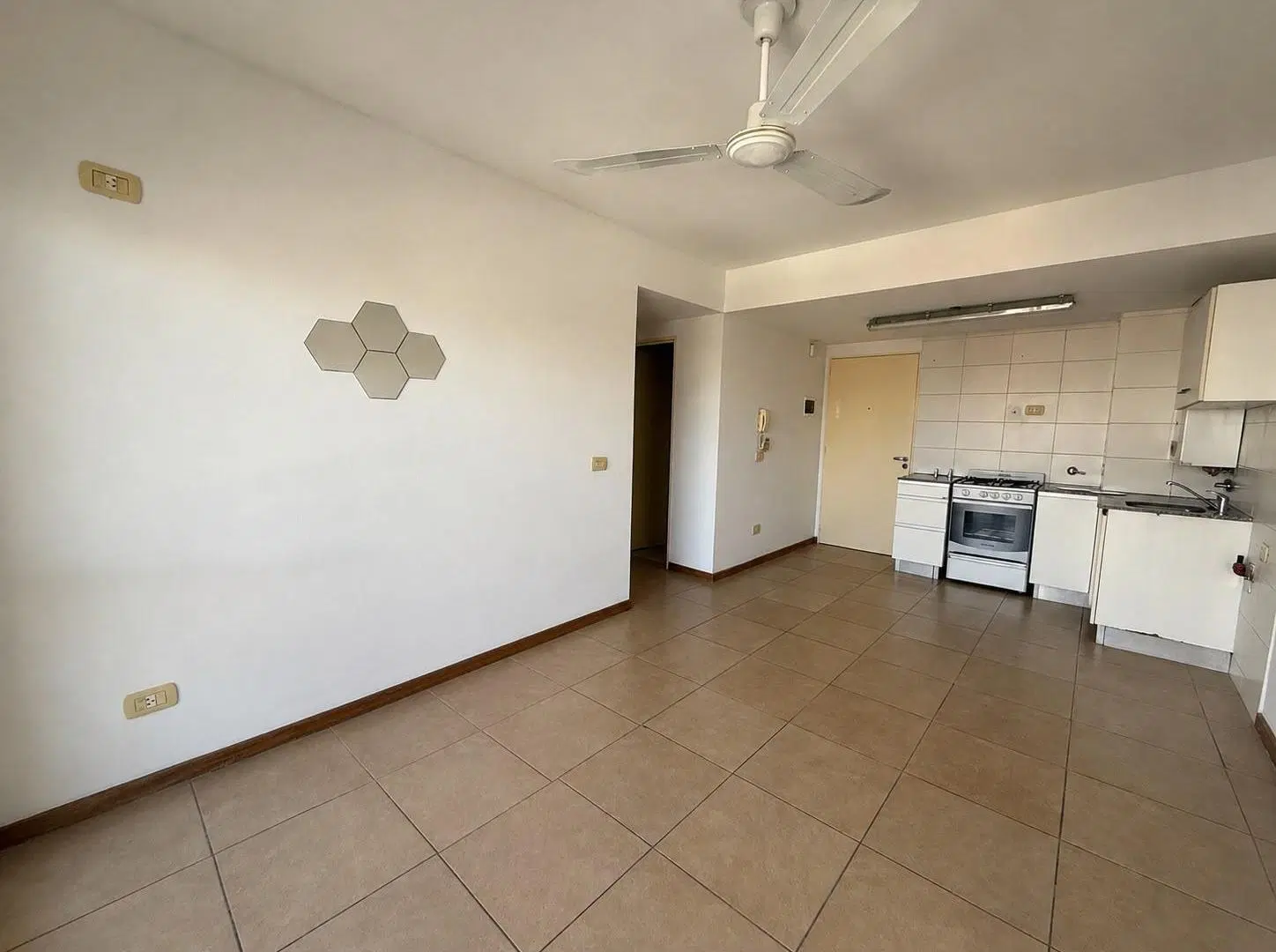 1 dormitorio con balcon y amenities 4