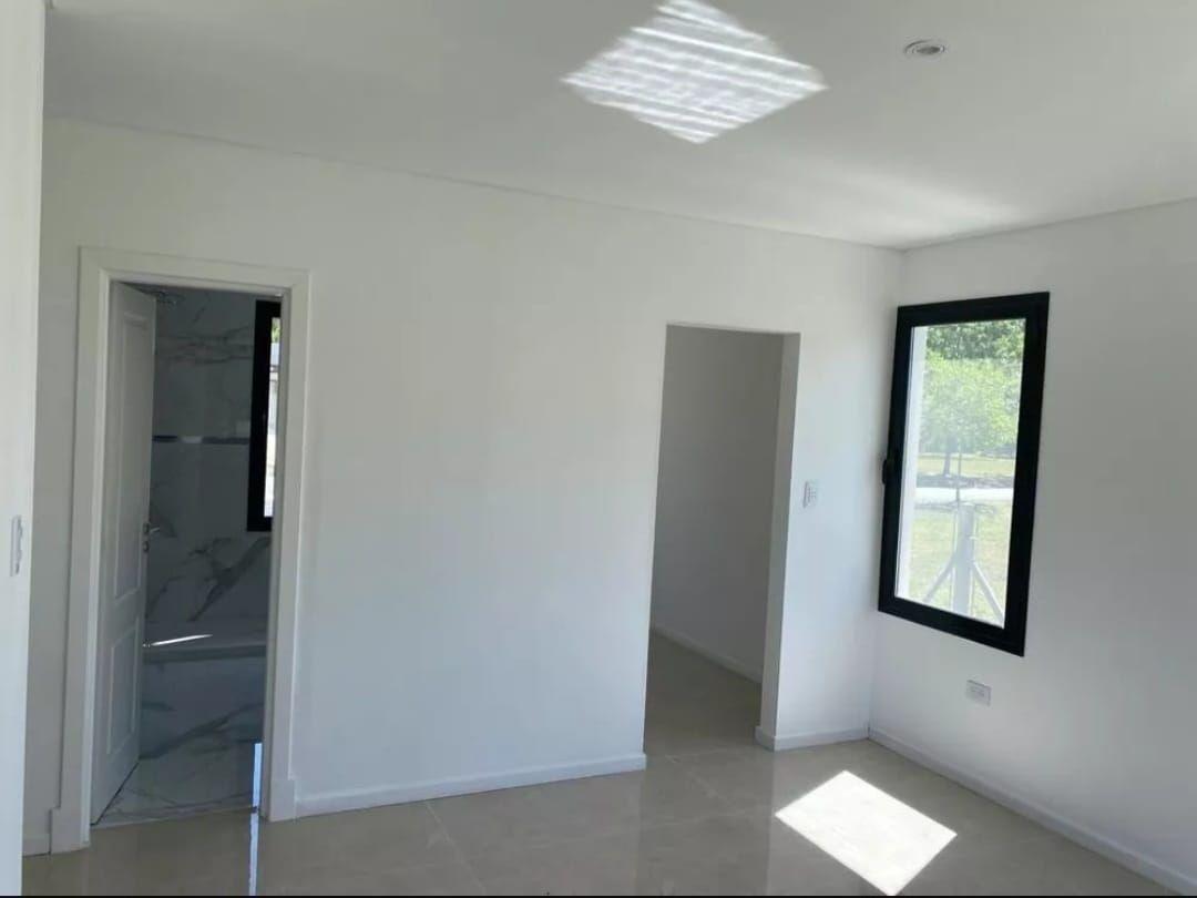 Foto de Venta de Casa 4 AMBIENTES en Miralagos Club de Campo, Brands, imagen 3
