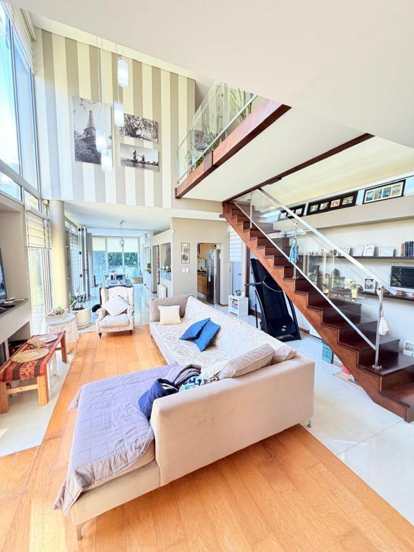 Foto de VENTA CASA DE 4 AMB EN BARRIO CERRADO, imagen 1