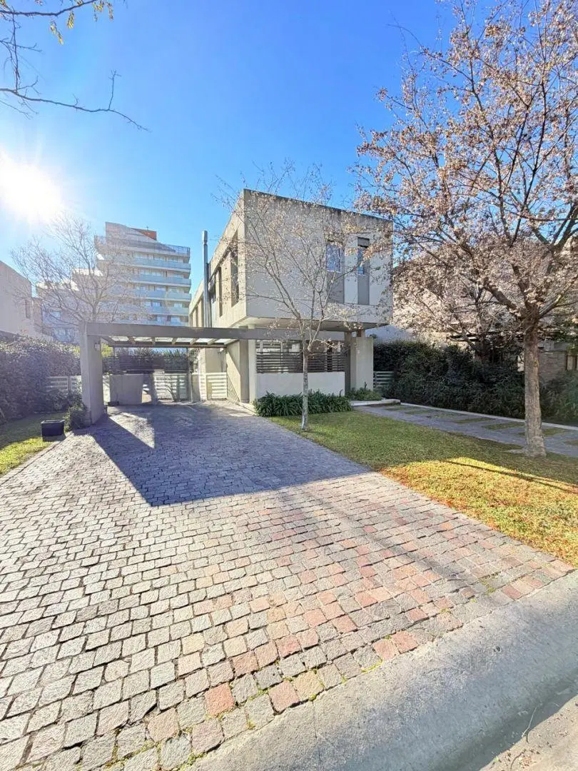 VENTA CASA DE 4 AMB EN BARRIO CERRADO 5
