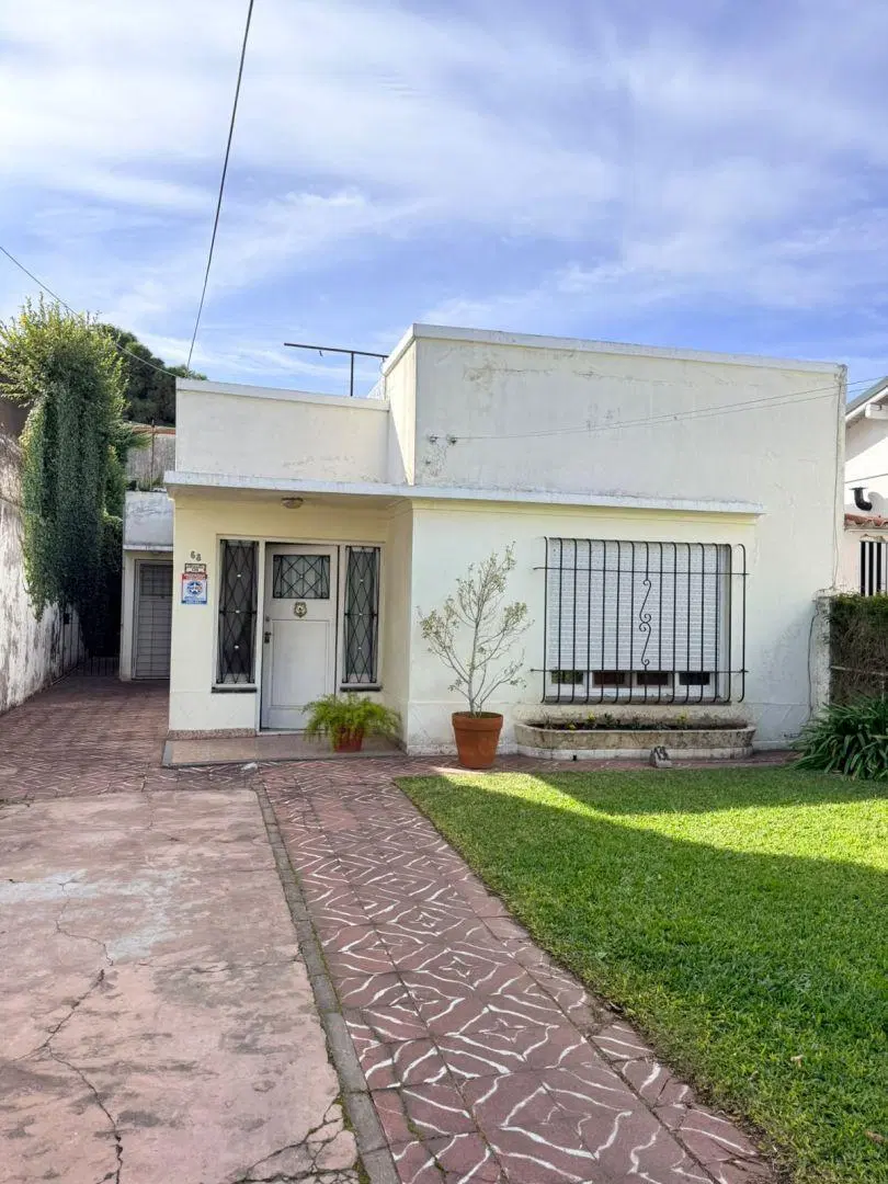 Casa 3 ambientes. | AZCUENAGA al 100 1