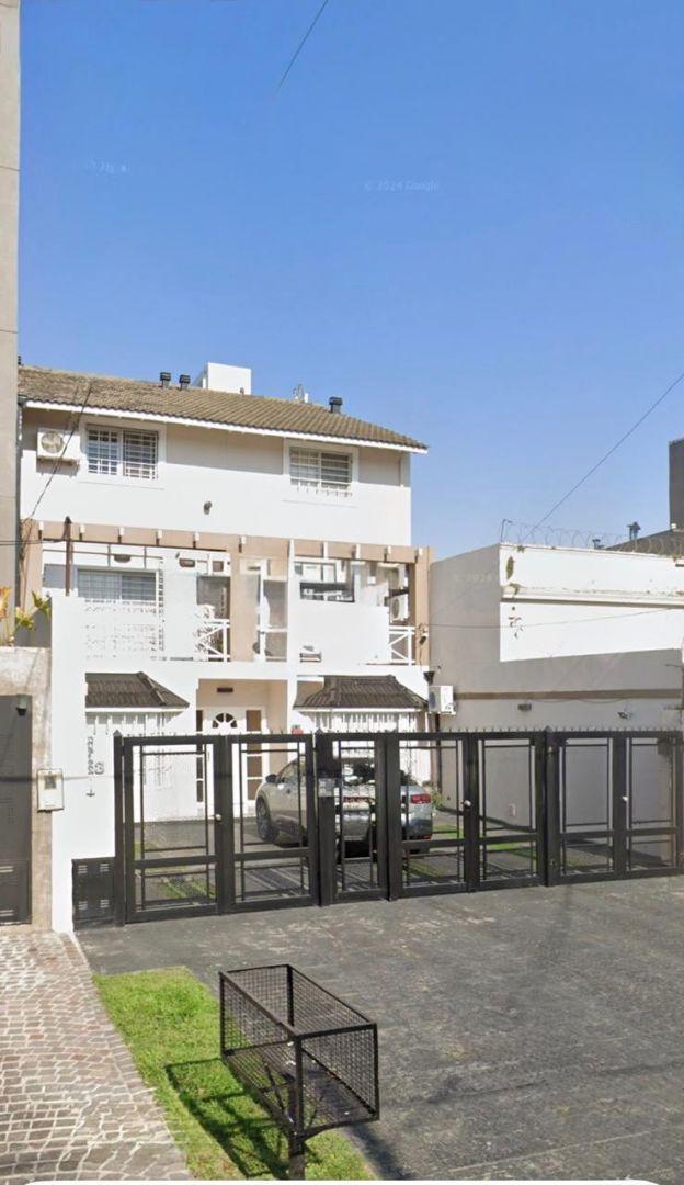 Foto de VENTA DE CASA TIPO DUPLEX 4 AMBIENTES EN QUILMES, imagen 1