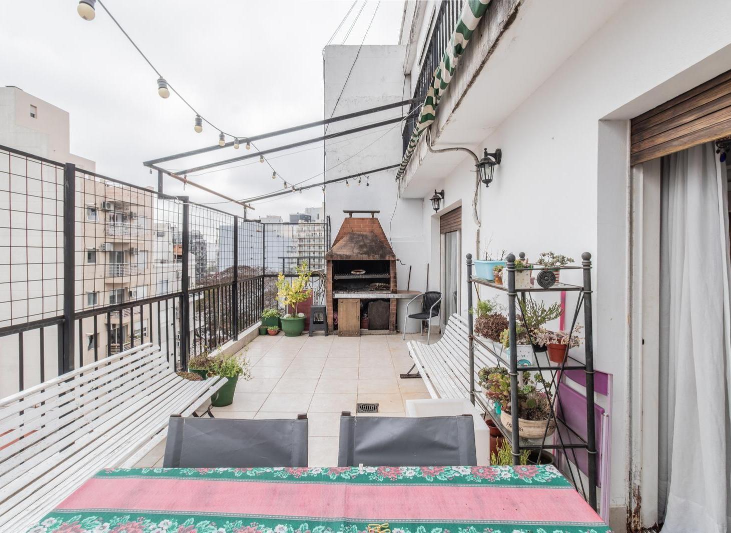 Venta triplex 4 amb.con dependencia con balcon terraza y parrilla
