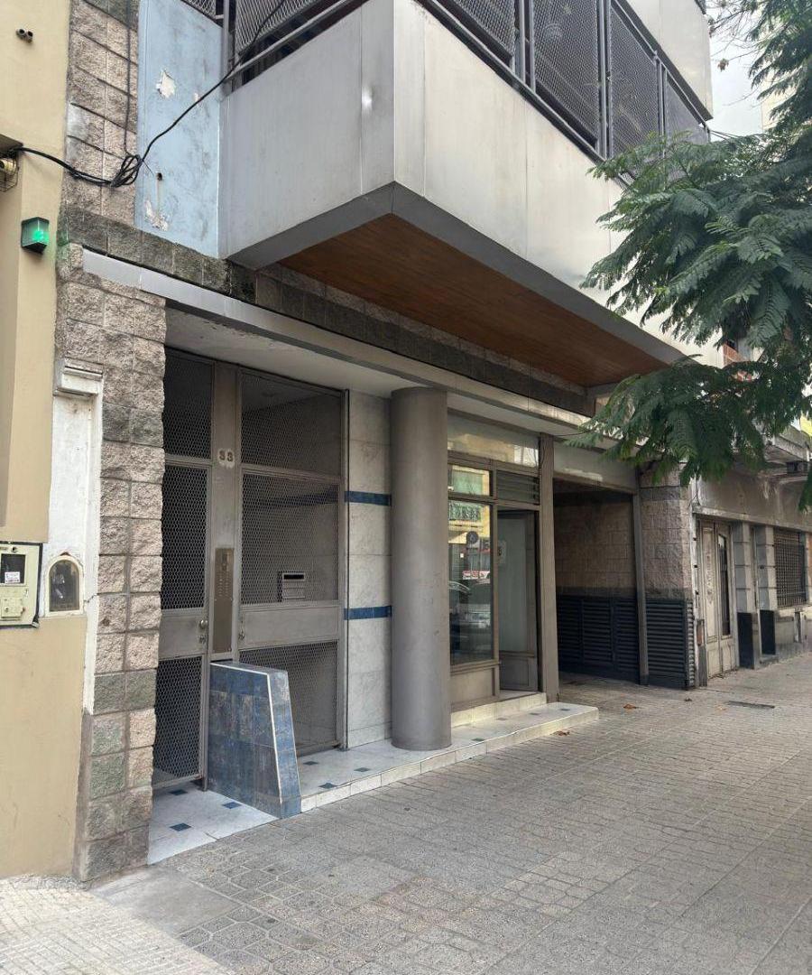 DEPARTAMENTO SEMIPISO DE 4 AMBIENTES C/ COCHERA CUBIERTA