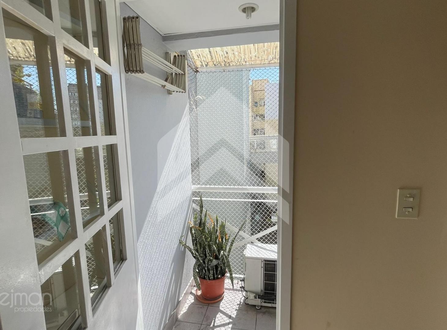 2 AMBIENTES AMOBLADO EN FRENTE HOSPITAL ITALIANO - TODO INCLUIDO.