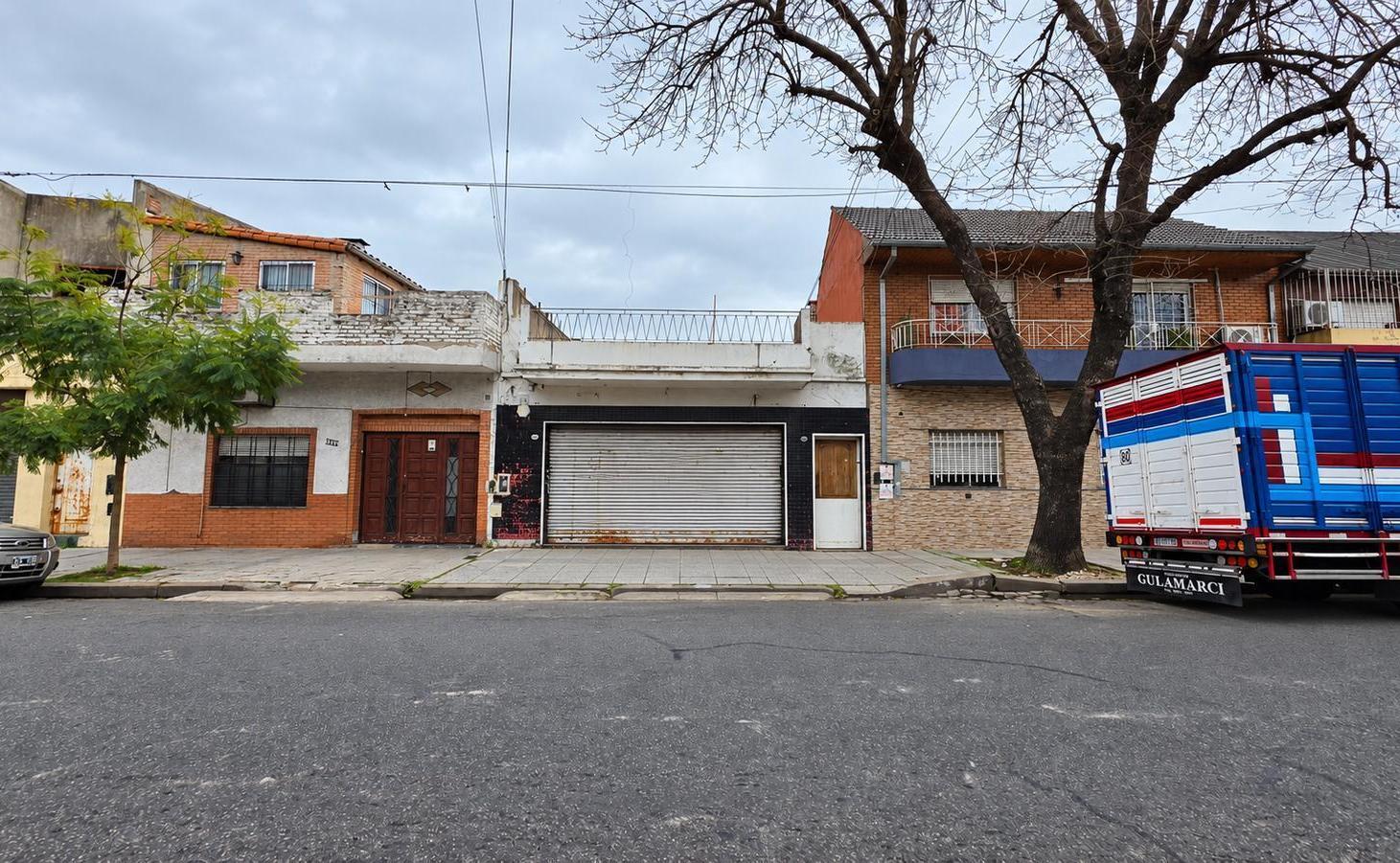 Foto de Venta lote con local comercial y vivienda Potencial constructivo PB 4, imagen 1