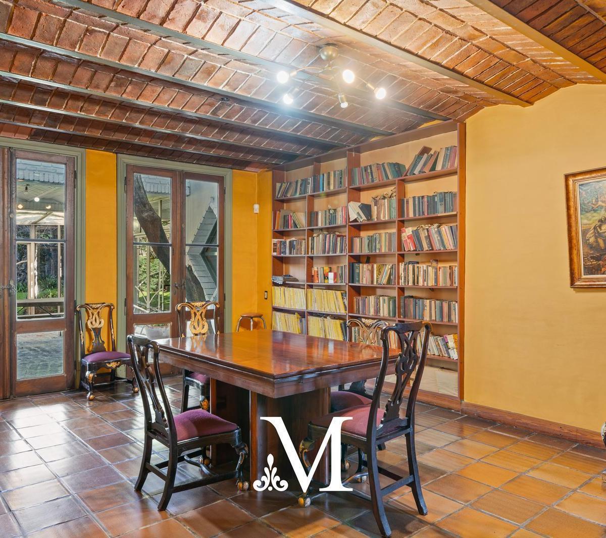 Casa en San Telmo con Parque de 400 m², 7 Ambientes, 3 Cocheras, Pileta, Quincho 2