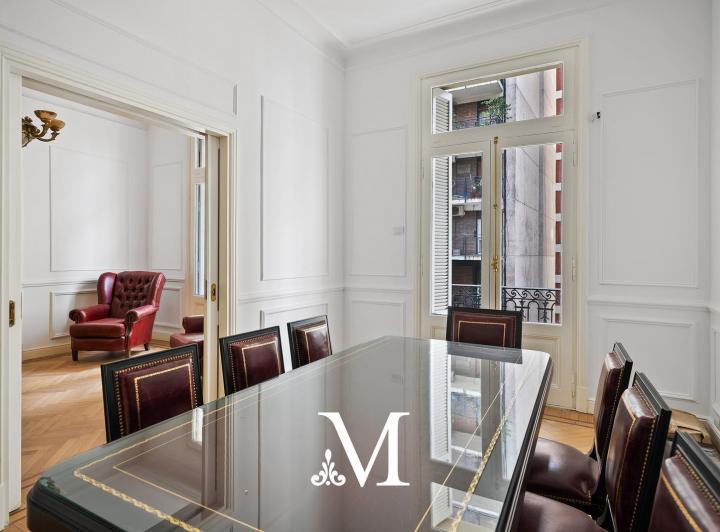 Departamento oficina refaccionado estilo frances con mucha luz y balcon en Retiro avenida Libertador 5